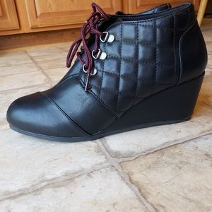 Bamboo black quilted wedge boots laces-up red